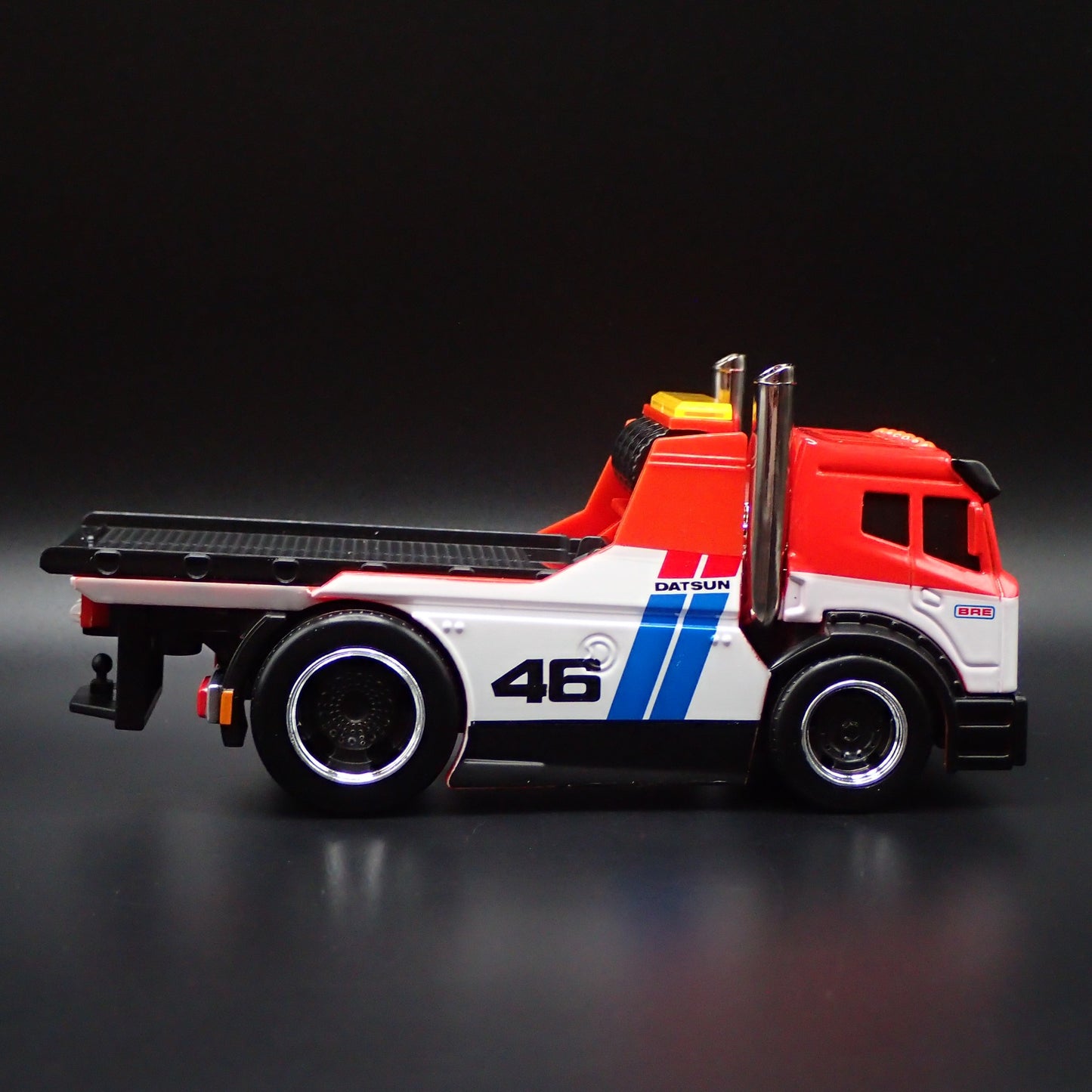 MODERN FLATBED TRUCK DATSUN BRE RACE TEAM 1:64 SCALE DIORAMA DIECAST MODEL CAR