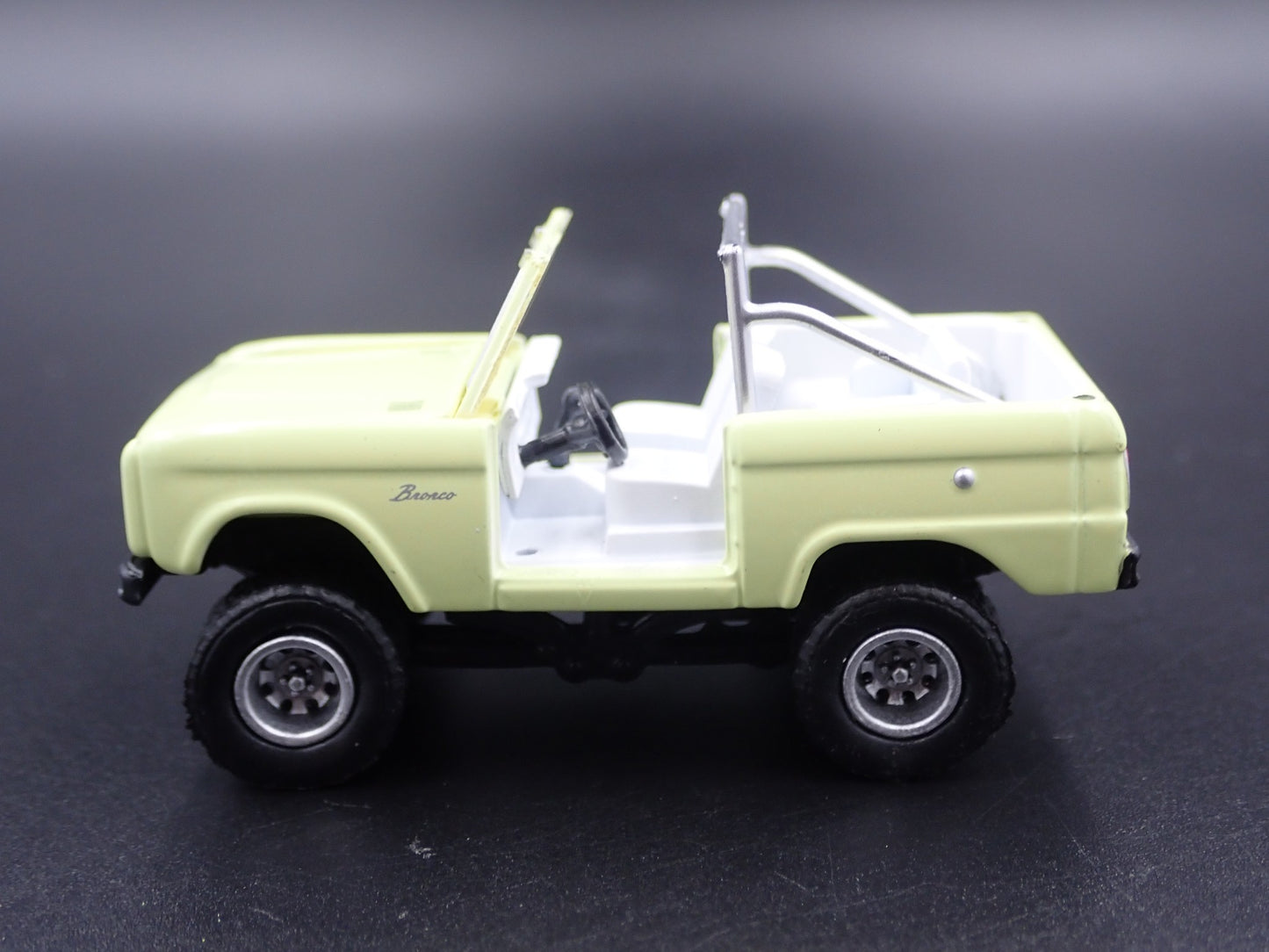 1967 67 FORD BRONCO 4X4 OFF ROAD YELLOW 1:64 SCALE COLLECTIBLE DIECAST MODEL CAR