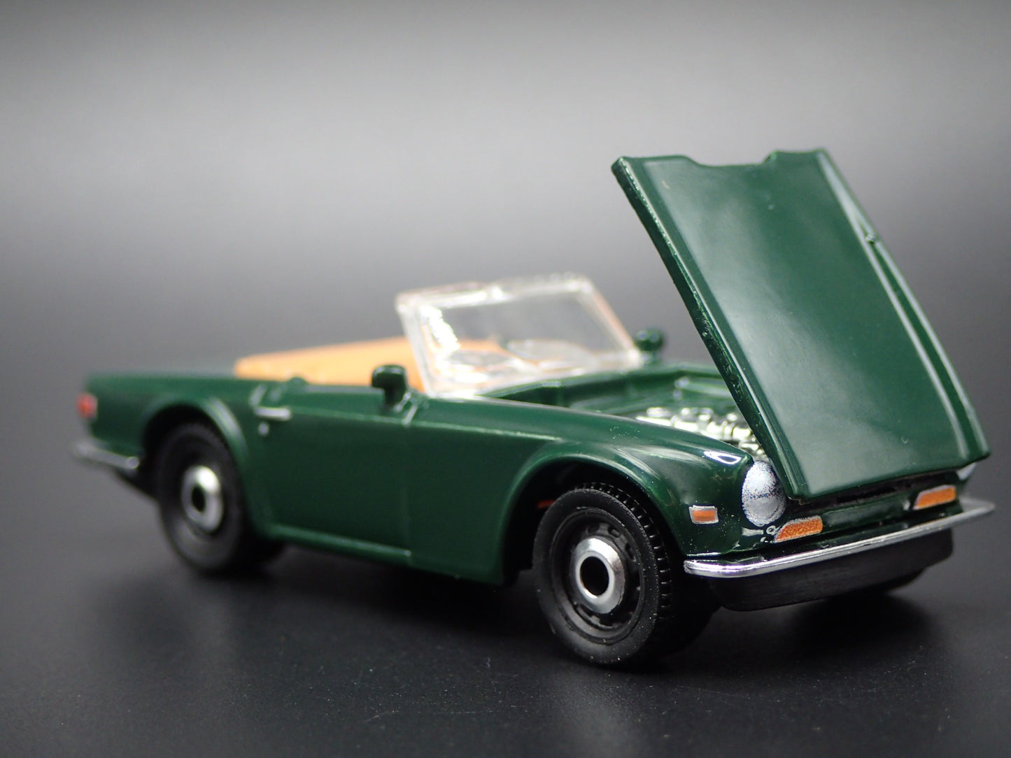 1968-1976 TRIUMPH TR6 CONVERTIBLE GREEN 1:64 SCALE DIORAMA DIECAST MODEL CAR