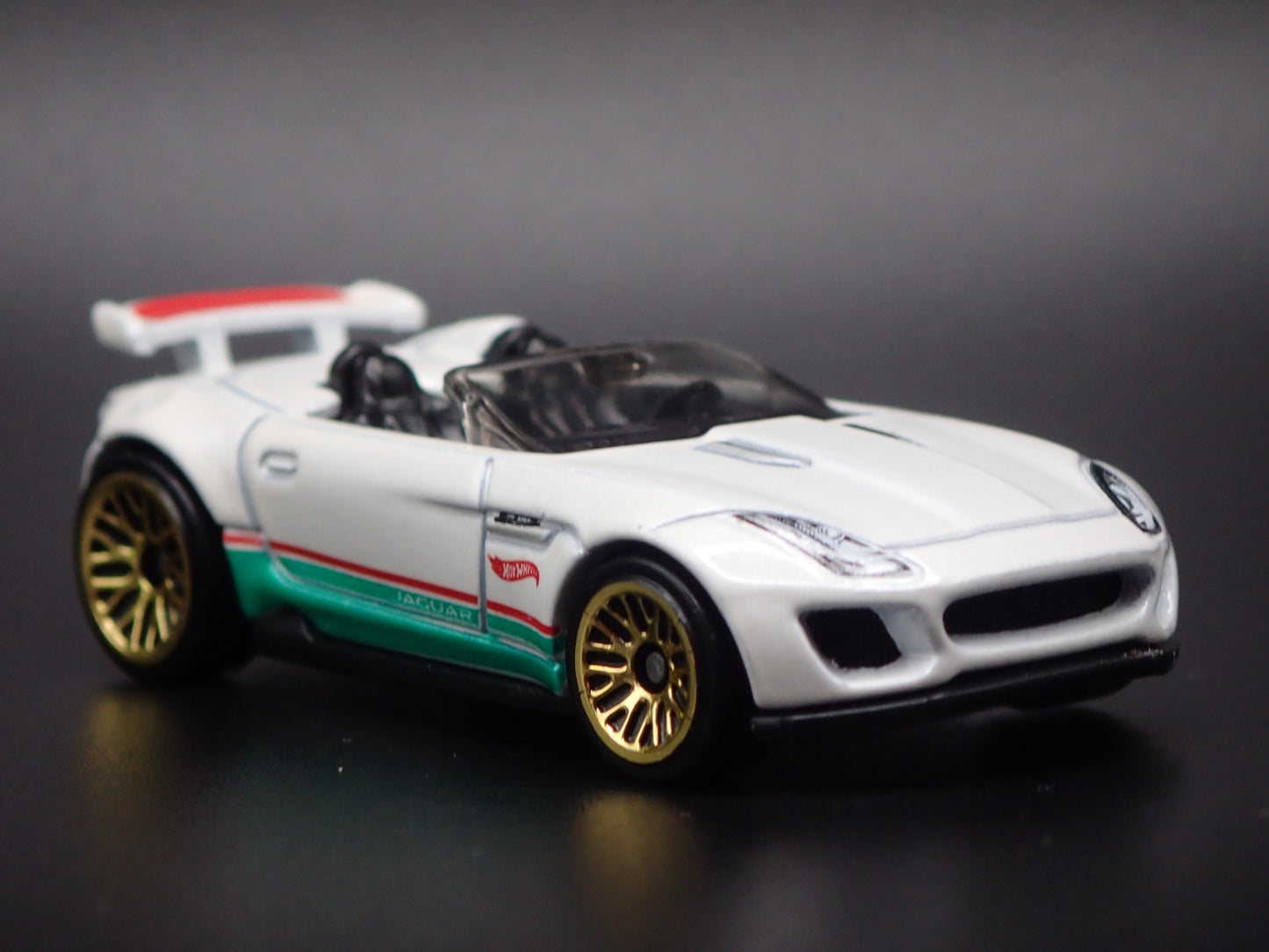 2015-2016 JAGUAR F-TYPE PROJECT 7 WHITE 1:64 SCALE DIORAMA DIECAST MODEL CAR