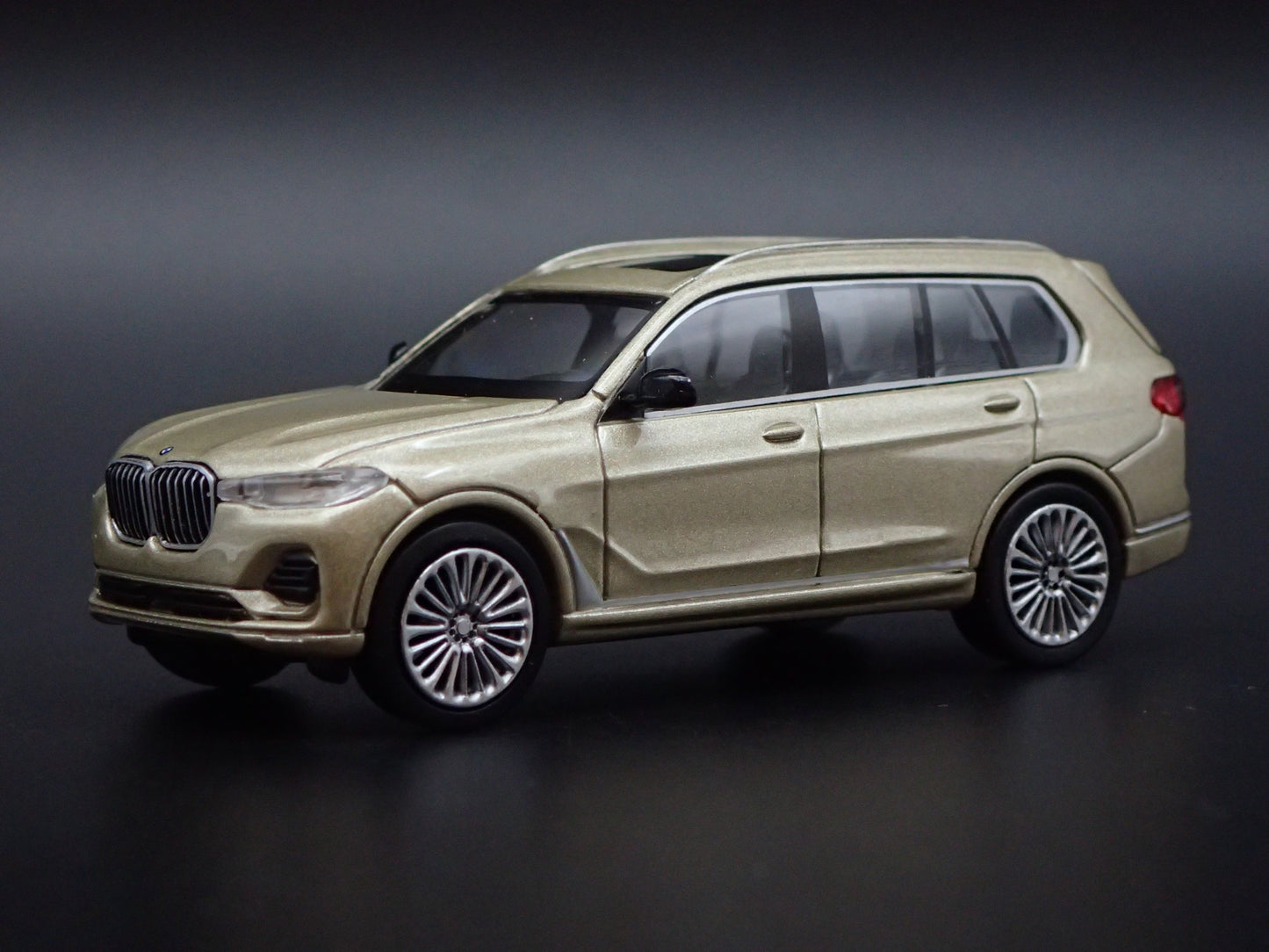 2019-2025 BMW X7 LUXURY SUV 1:64 SCALE COLLECTIBLE DIORAMA DIECAST MODEL CAR