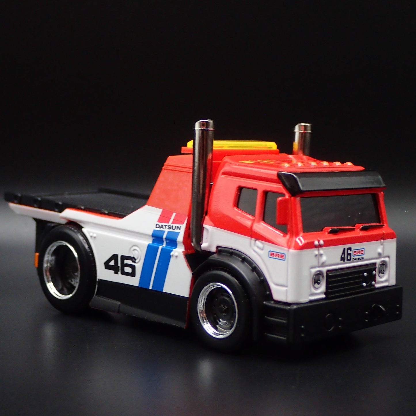 MODERN FLATBED TRUCK DATSUN BRE RACE TEAM 1:64 SCALE DIORAMA DIECAST MODEL CAR