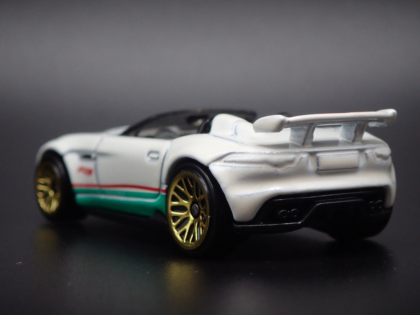2015-2016 JAGUAR F-TYPE PROJECT 7 WHITE 1:64 SCALE DIORAMA DIECAST MODEL CAR