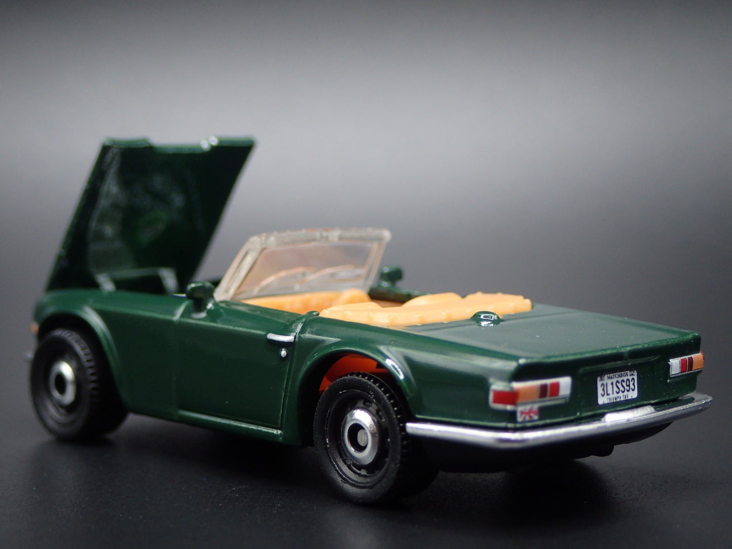 1968-1976 TRIUMPH TR6 CONVERTIBLE GREEN 1:64 SCALE DIORAMA DIECAST MODEL CAR