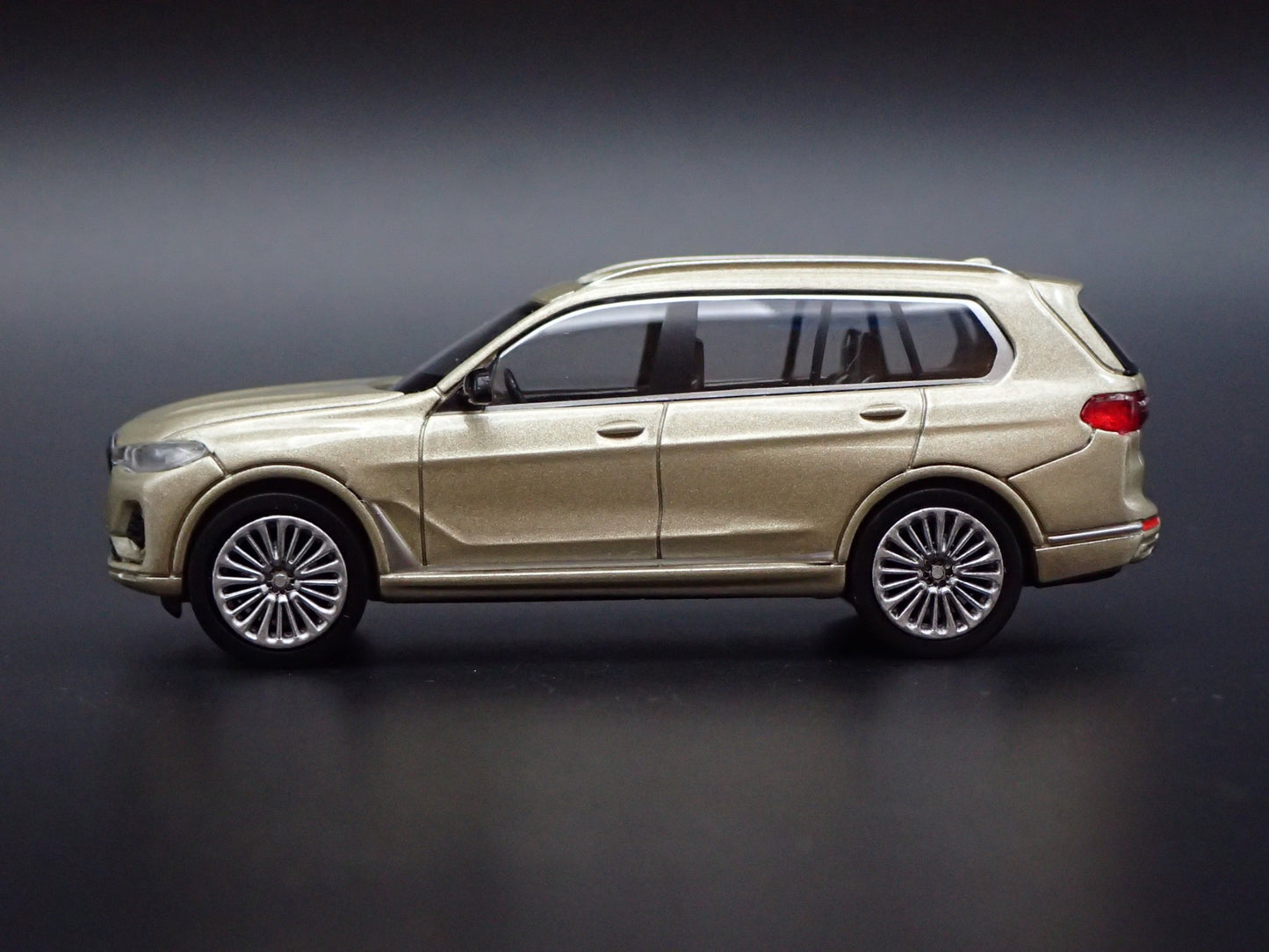 2019-2025 BMW X7 LUXURY SUV 1:64 SCALE COLLECTIBLE DIORAMA DIECAST MODEL CAR