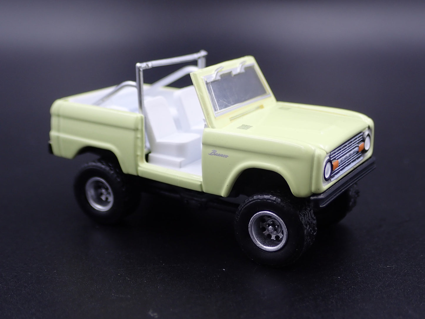 1967 67 FORD BRONCO 4X4 OFF ROAD YELLOW 1:64 SCALE COLLECTIBLE DIECAST MODEL CAR