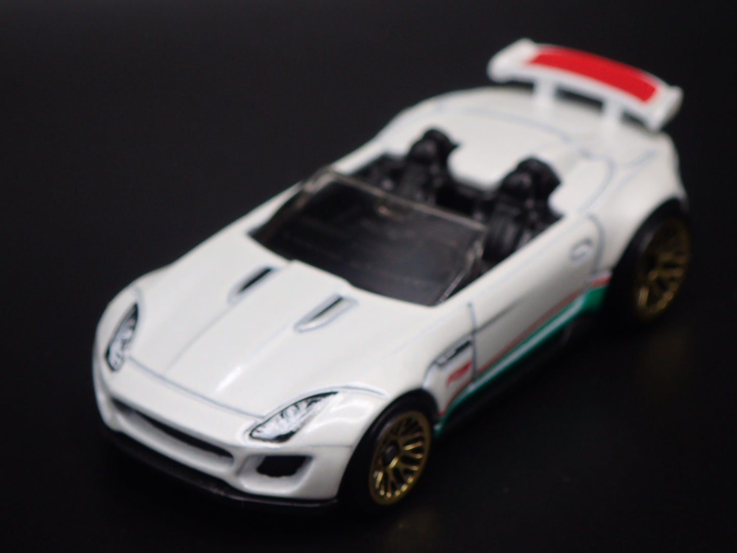 2015-2016 JAGUAR F-TYPE PROJECT 7 WHITE 1:64 SCALE DIORAMA DIECAST MODEL CAR