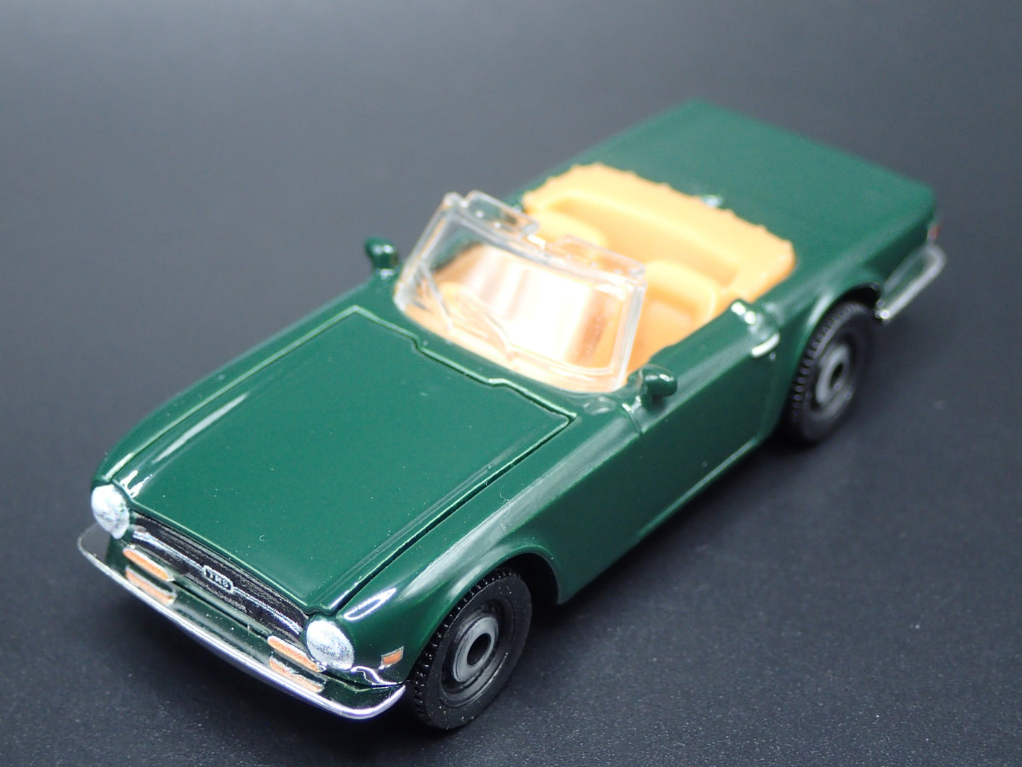 1968-1976 TRIUMPH TR6 CONVERTIBLE GREEN 1:64 SCALE DIORAMA DIECAST MODEL CAR