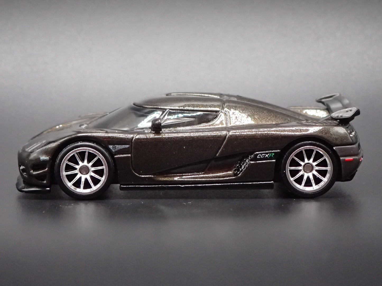 2006-2010 KOENIGSEGG CCXR SUPER CAR GRAY 1:64 SCALE DIORAMA DIECAST MODEL CAR