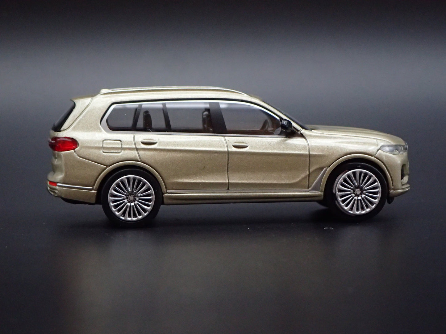 2019-2025 BMW X7 LUXURY SUV 1:64 SCALE COLLECTIBLE DIORAMA DIECAST MODEL CAR