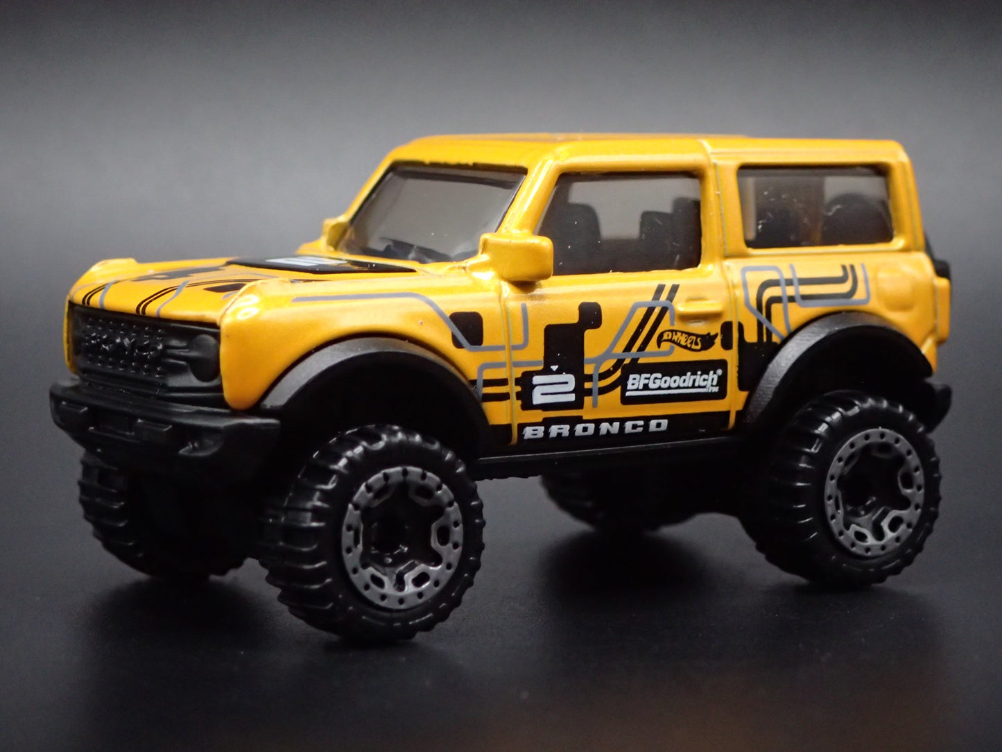 2021-2026 FORD BRONCO 2 TWO DOOR YELLOW 1:64 SCALE DIORAMA DIECAST MODEL CAR