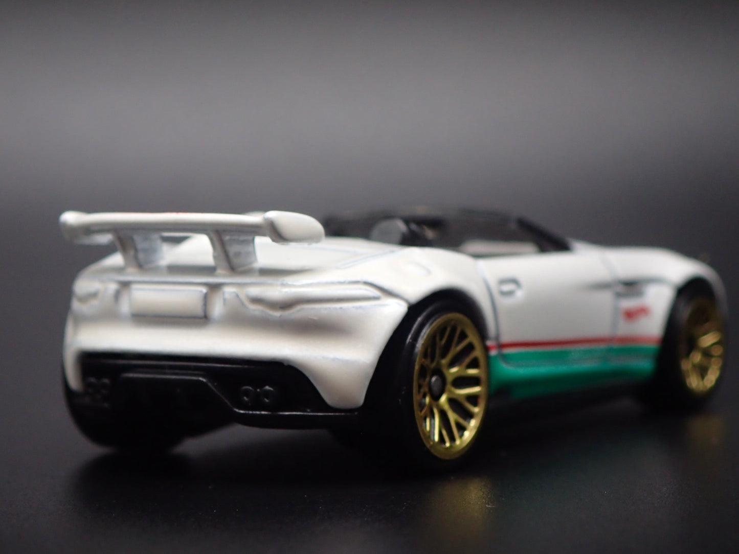 2015-2016 JAGUAR F-TYPE PROJECT 7 WHITE 1:64 SCALE DIORAMA DIECAST MODEL CAR