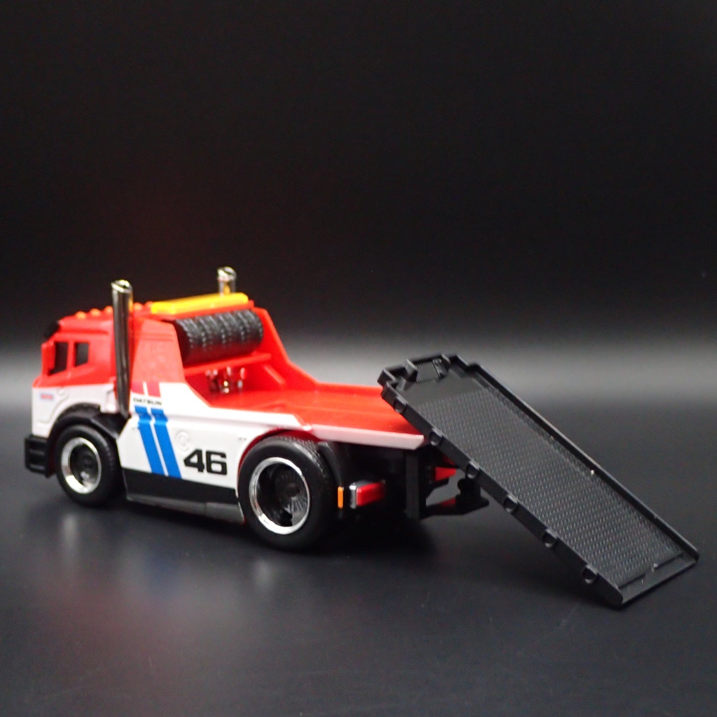 MODERN FLATBED TRUCK DATSUN BRE RACE TEAM 1:64 SCALE DIORAMA DIECAST MODEL CAR