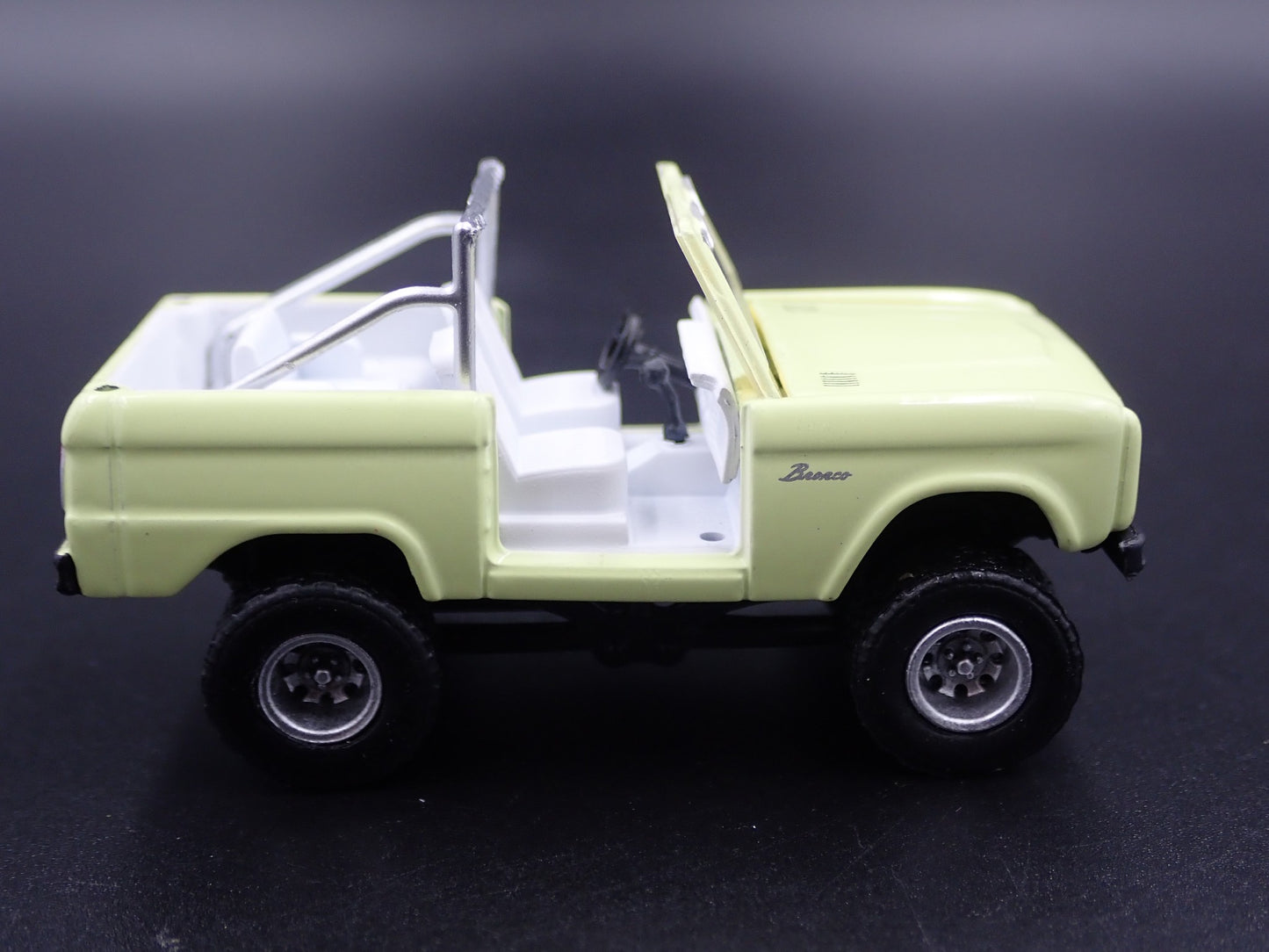 1967 67 FORD BRONCO 4X4 OFF ROAD YELLOW 1:64 SCALE COLLECTIBLE DIECAST MODEL CAR