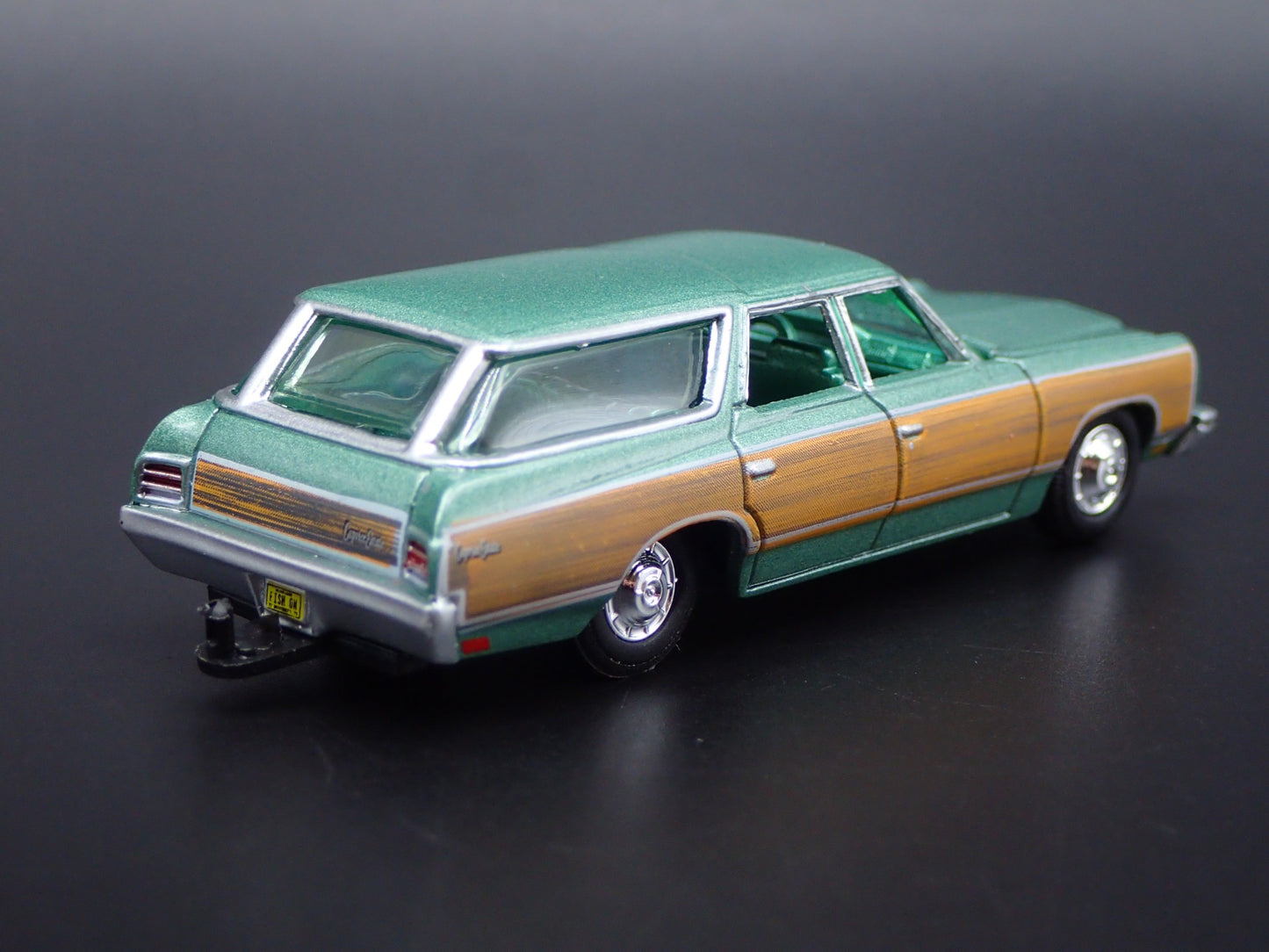 1973 73 CHEVY CHEVROLET CAPRICE STATION WAGON HITCH 1:64 SCALE DIECAST MODEL CAR
