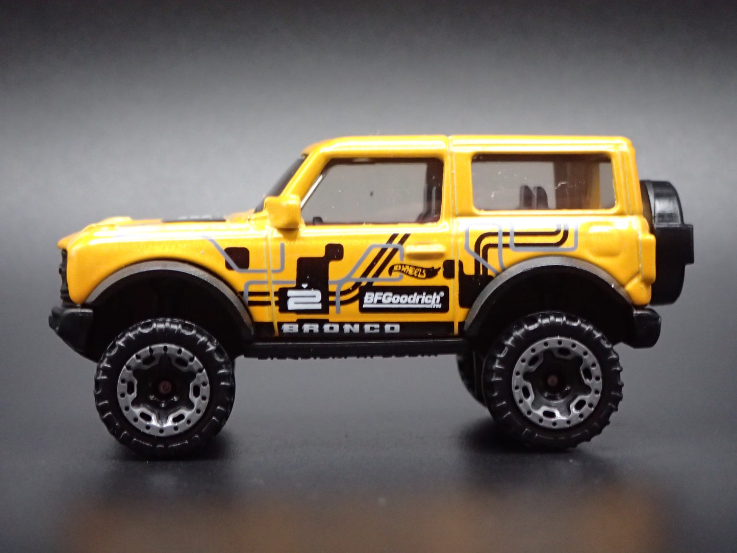 2021-2026 FORD BRONCO 2 TWO DOOR YELLOW 1:64 SCALE DIORAMA DIECAST MODEL CAR