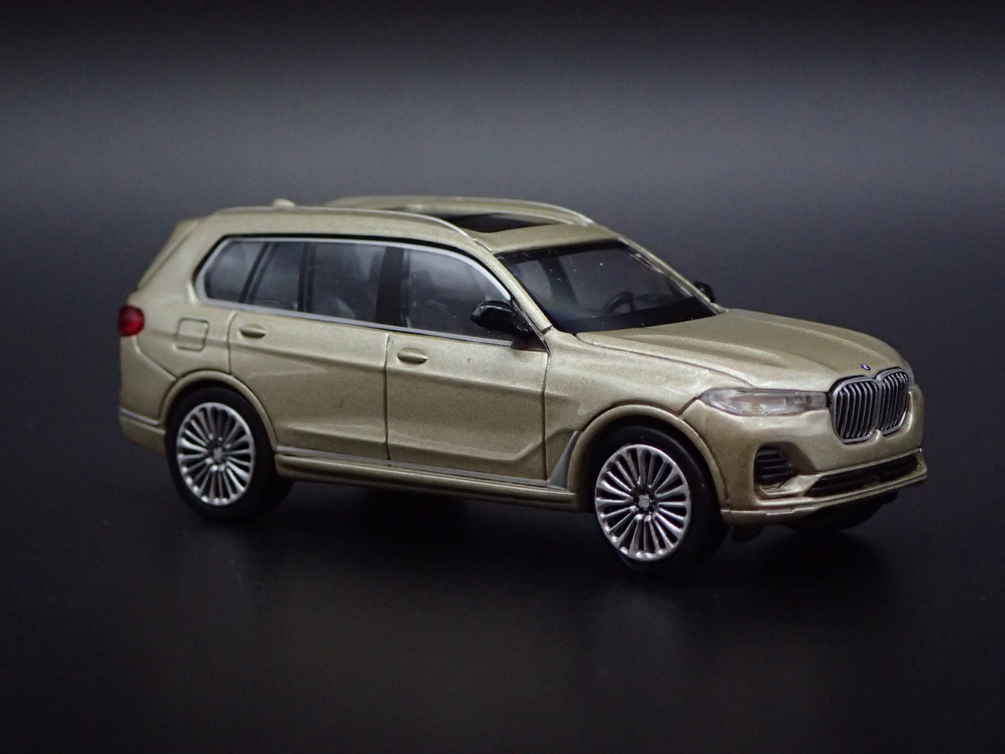 2019-2025 BMW X7 LUXURY SUV 1:64 SCALE COLLECTIBLE DIORAMA DIECAST MODEL CAR