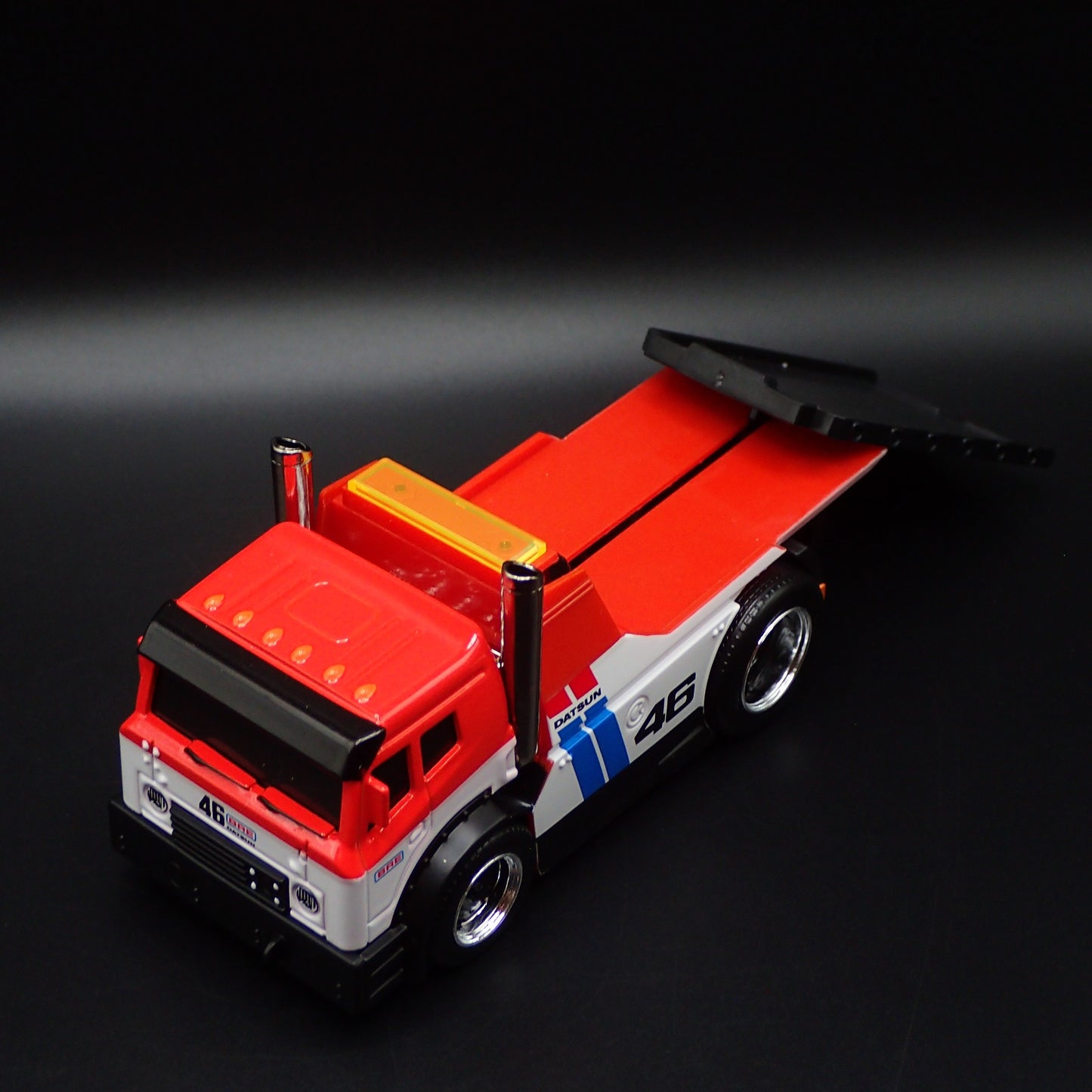 MODERN FLATBED TRUCK DATSUN BRE RACE TEAM 1:64 SCALE DIORAMA DIECAST MODEL CAR