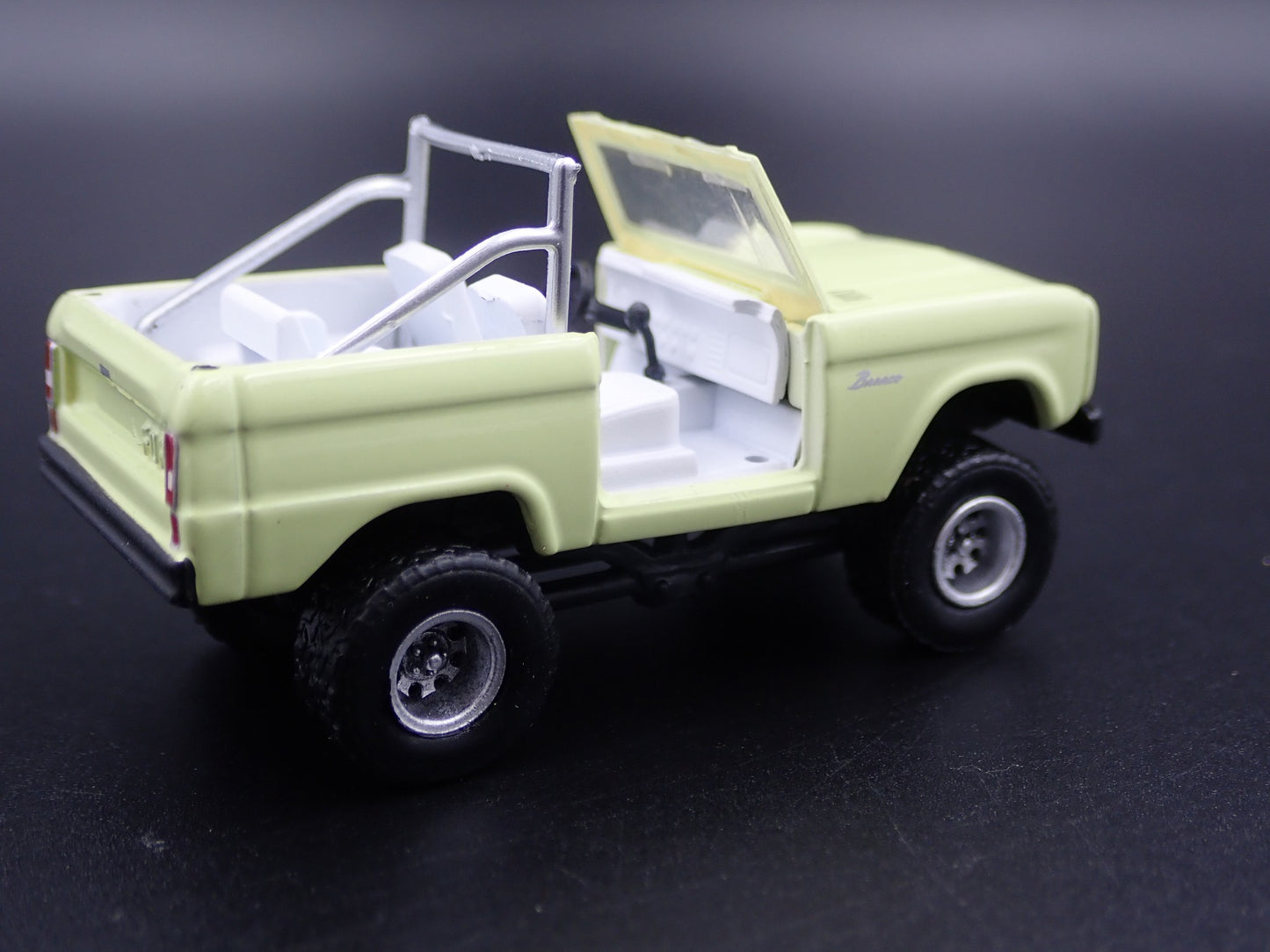 1967 67 FORD BRONCO 4X4 OFF ROAD YELLOW 1:64 SCALE COLLECTIBLE DIECAST MODEL CAR