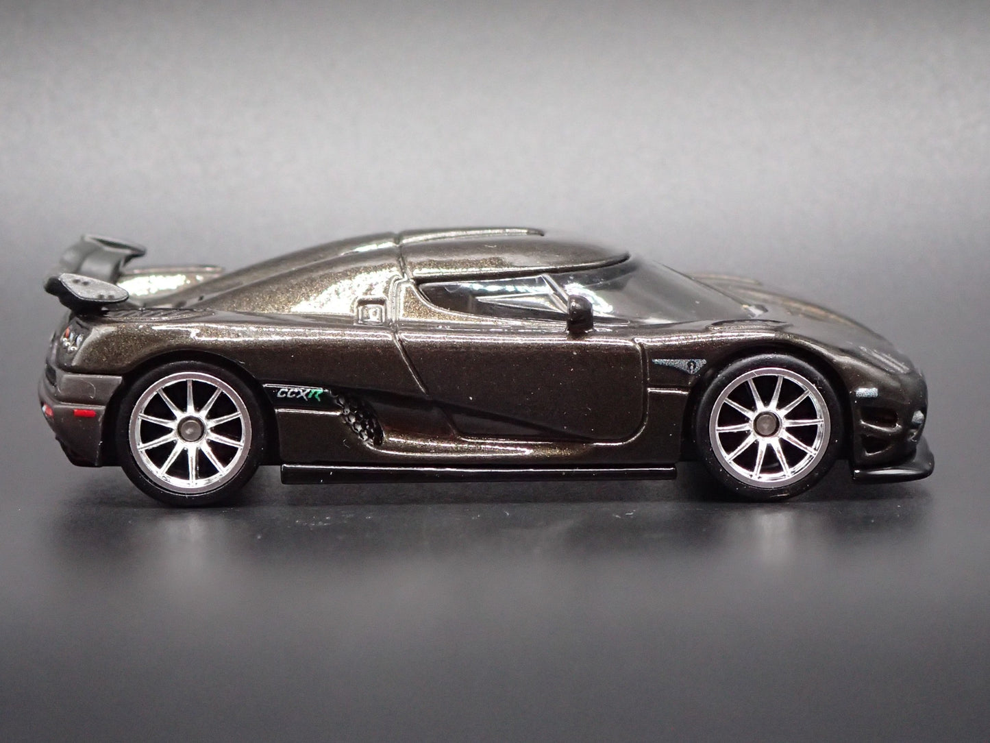 2006-2010 KOENIGSEGG CCXR SUPER CAR GRAY 1:64 SCALE DIORAMA DIECAST MODEL CAR
