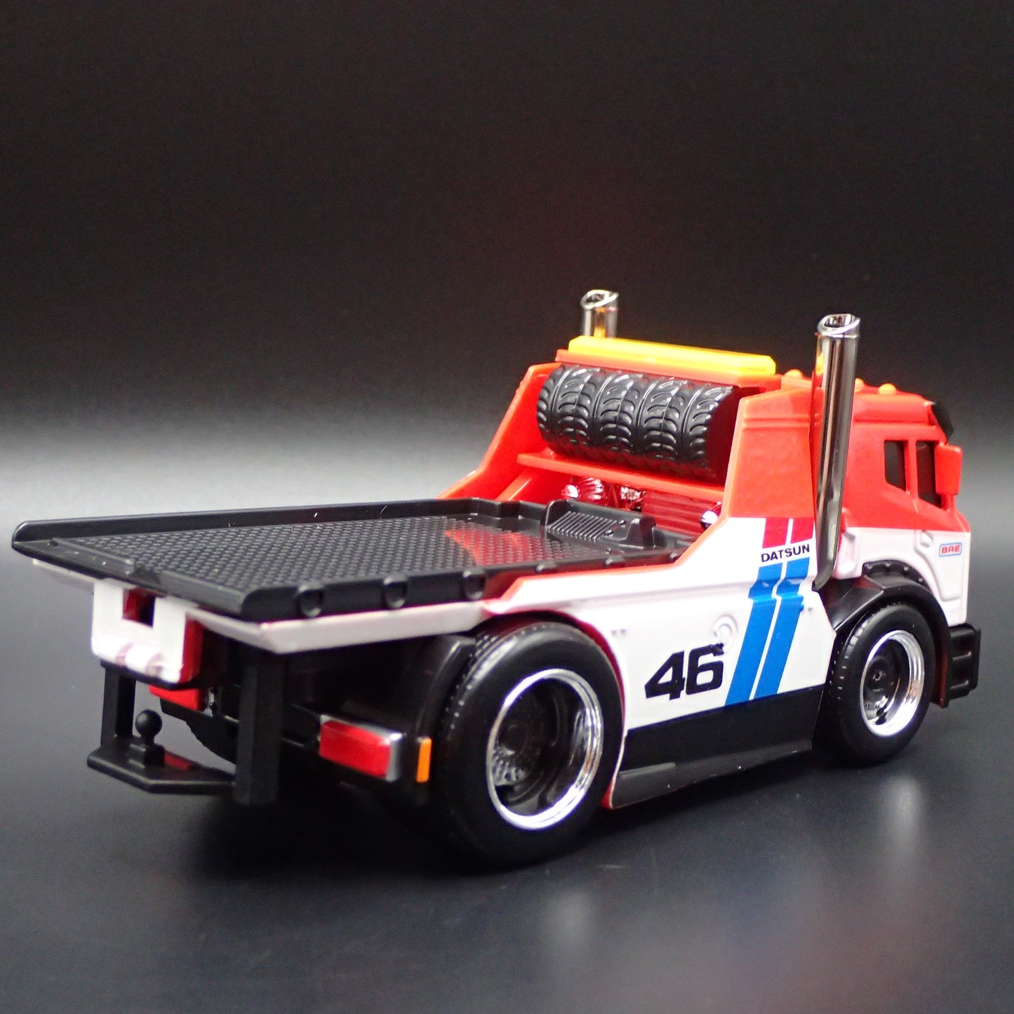 MODERN FLATBED TRUCK DATSUN BRE RACE TEAM 1:64 SCALE DIORAMA DIECAST MODEL CAR
