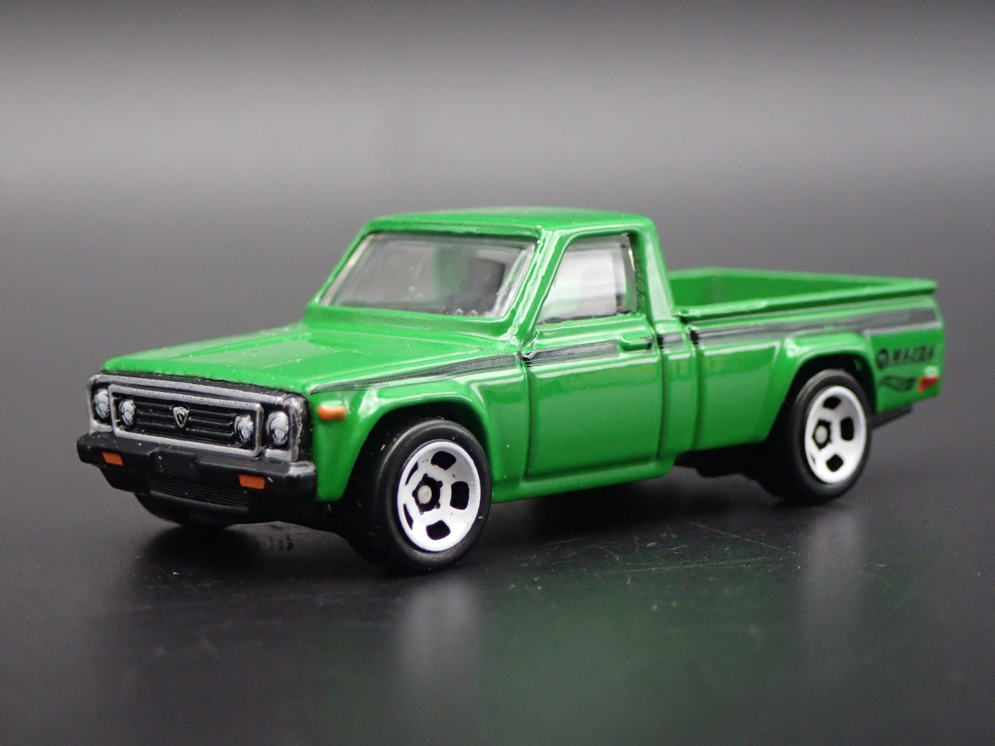 1974-1977 MAZDA REPU PICKUP TRUCK GREEN 1:64 SCALE DIORAMA DIECAST MODEL CAR