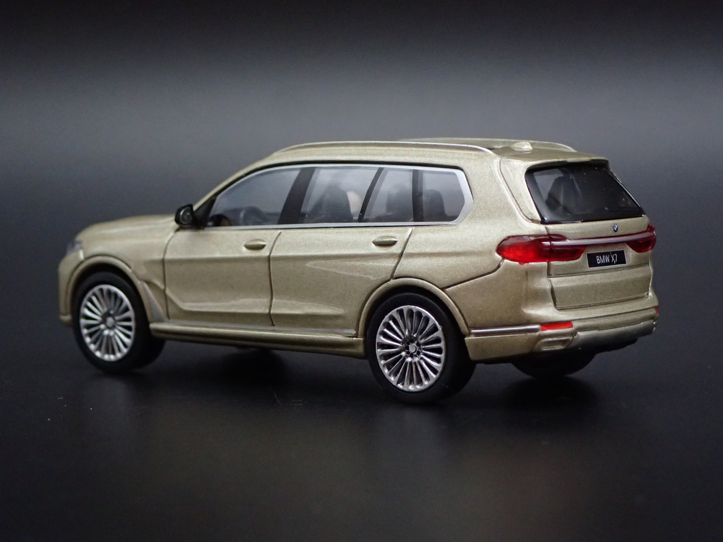 2019-2025 BMW X7 LUXURY SUV 1:64 SCALE COLLECTIBLE DIORAMA DIECAST MODEL CAR