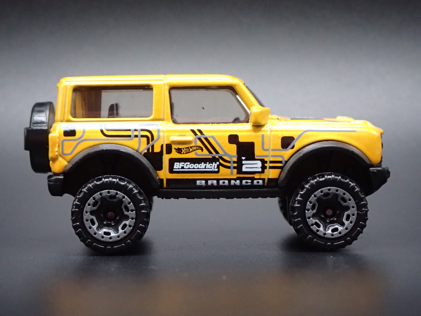 2021-2026 FORD BRONCO 2 TWO DOOR YELLOW 1:64 SCALE DIORAMA DIECAST MODEL CAR