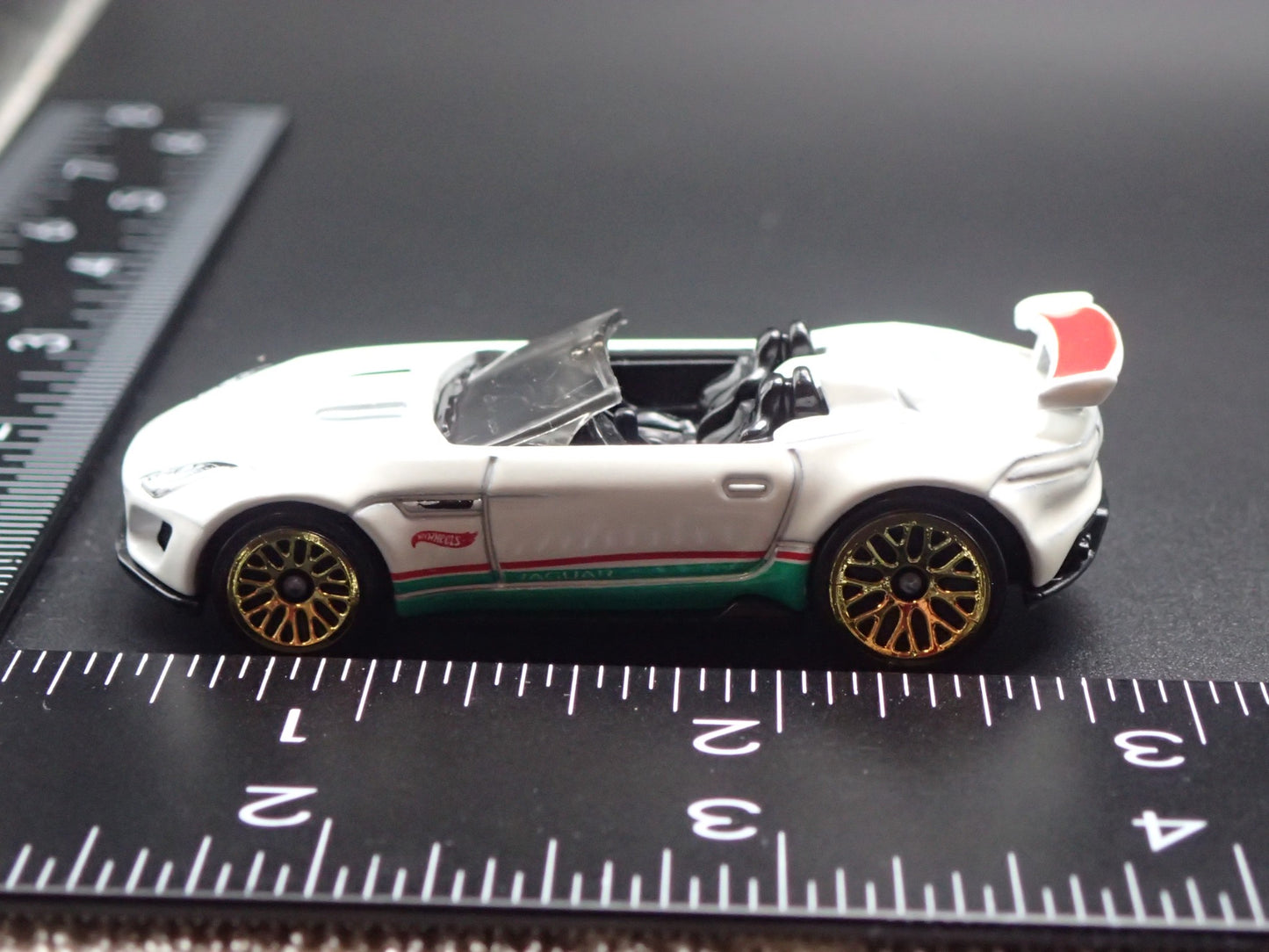 2015-2016 JAGUAR F-TYPE PROJECT 7 WHITE 1:64 SCALE DIORAMA DIECAST MODEL CAR
