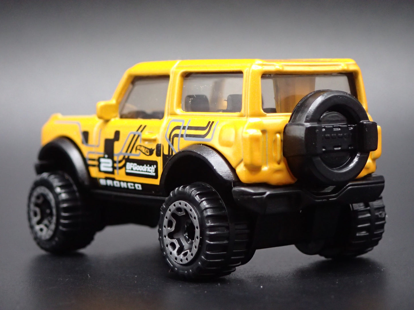 2021-2026 FORD BRONCO 2 TWO DOOR YELLOW 1:64 SCALE DIORAMA DIECAST MODEL CAR