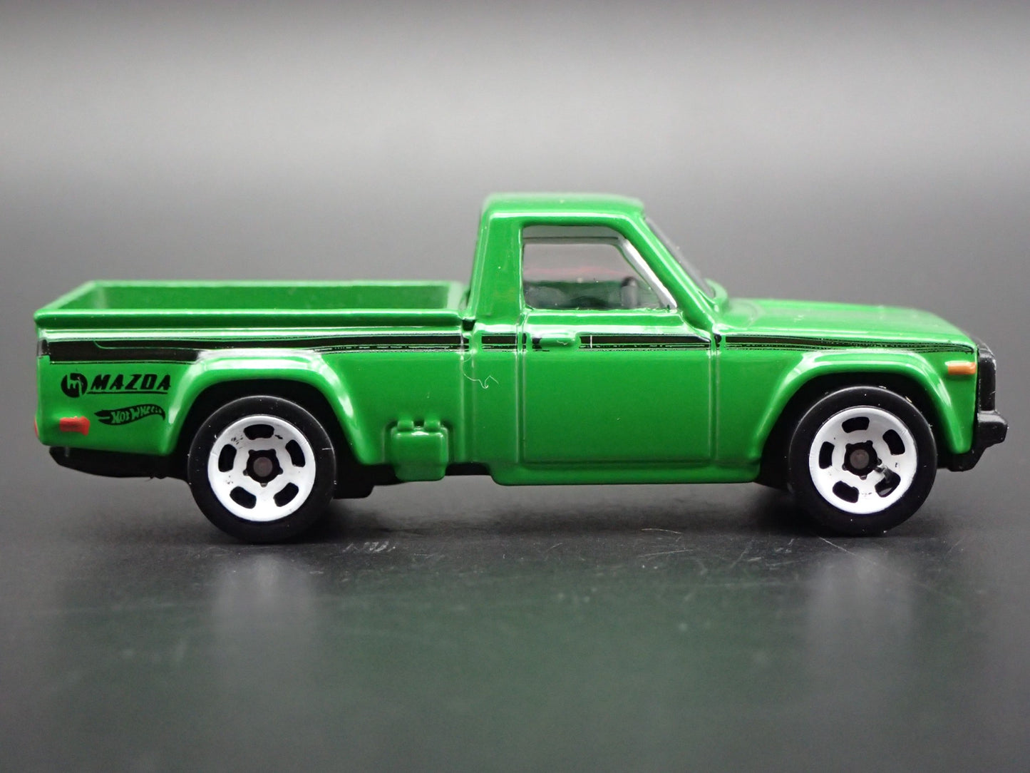 1974-1977 MAZDA REPU PICKUP TRUCK GREEN 1:64 SCALE DIORAMA DIECAST MODEL CAR