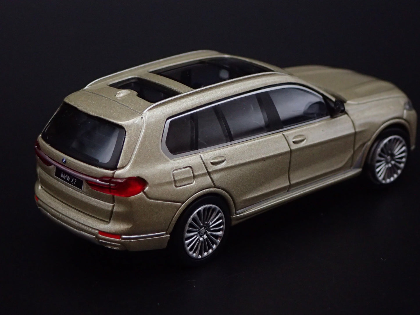 2019-2025 BMW X7 LUXURY SUV 1:64 SCALE COLLECTIBLE DIORAMA DIECAST MODEL CAR