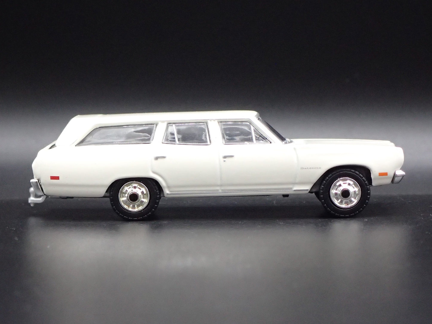 1969 69 PLYMOUTH SATELLITE STATION WAGON w/ HITCH 1:64 SCALE DIECAST MODEL CAR