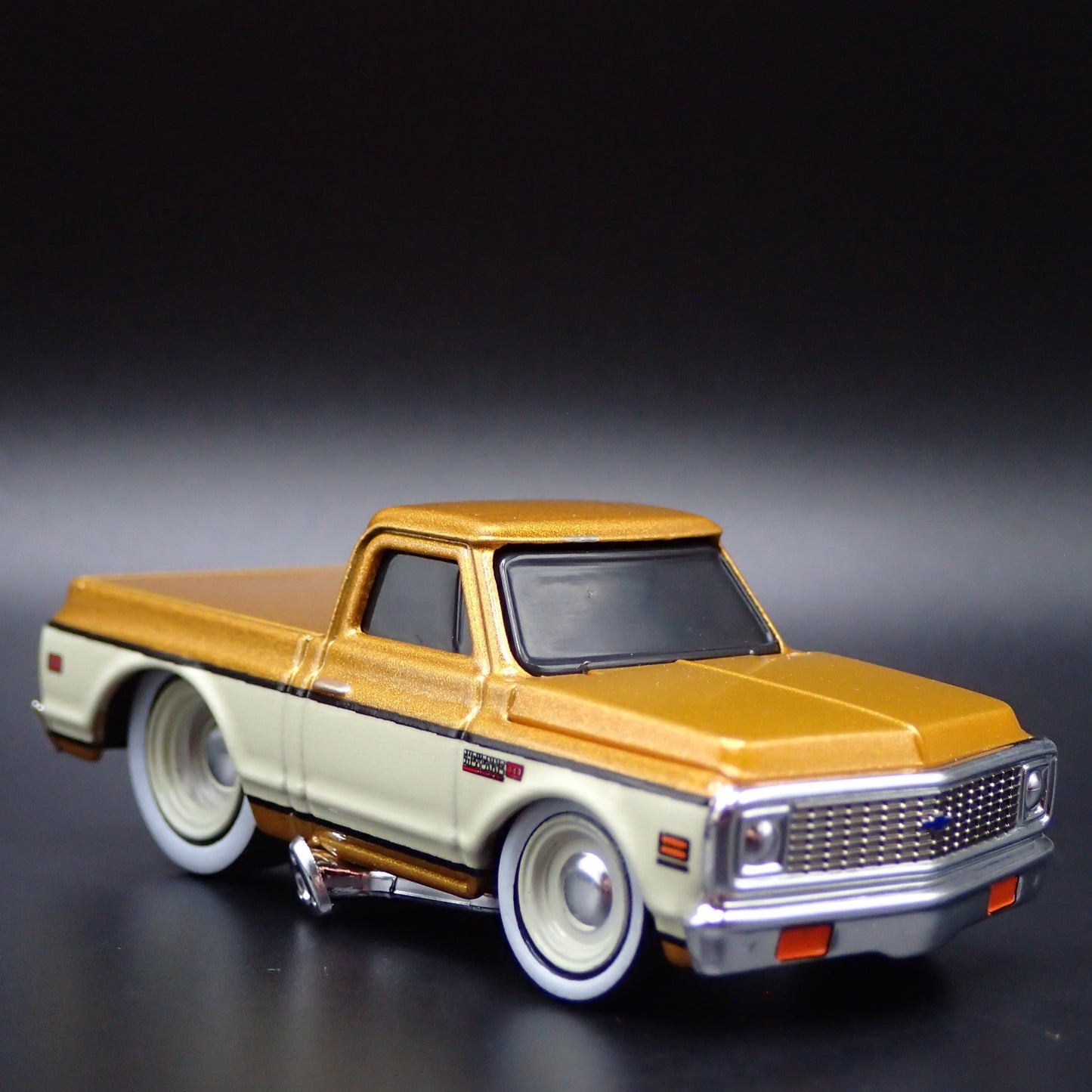 1972 72 CHEVROLET C10 PICKUP TRUCK GOLD 1:64 SCALE COLLECTIBLE DIECAST MODEL CAR