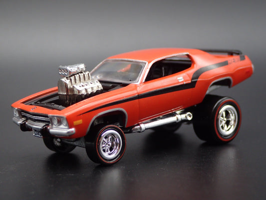 1973 73 PLYMOUTH ROAD RUNNER ZINGER ORANGE 1/64 SCALE DIORAMA DIECAST MODEL CAR