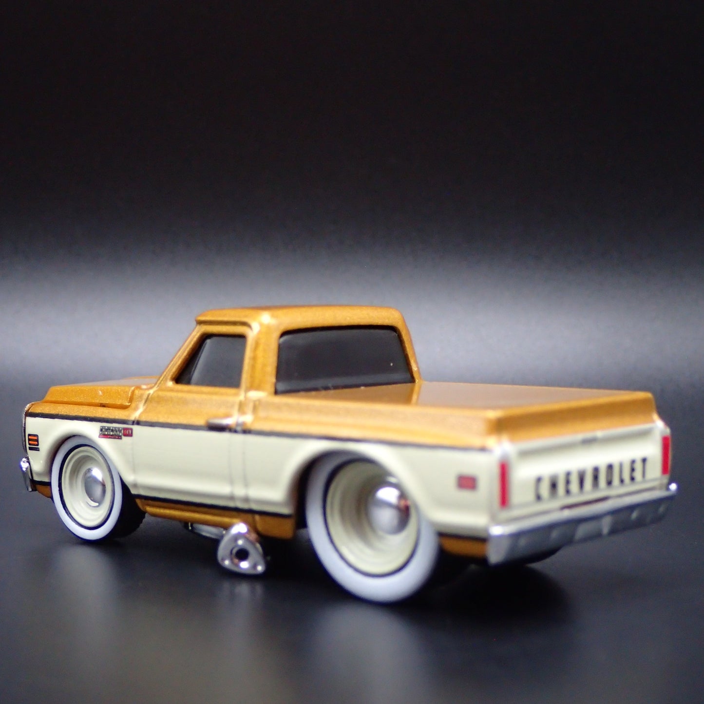 1972 72 CHEVROLET C10 PICKUP TRUCK GOLD 1:64 SCALE COLLECTIBLE DIECAST MODEL CAR
