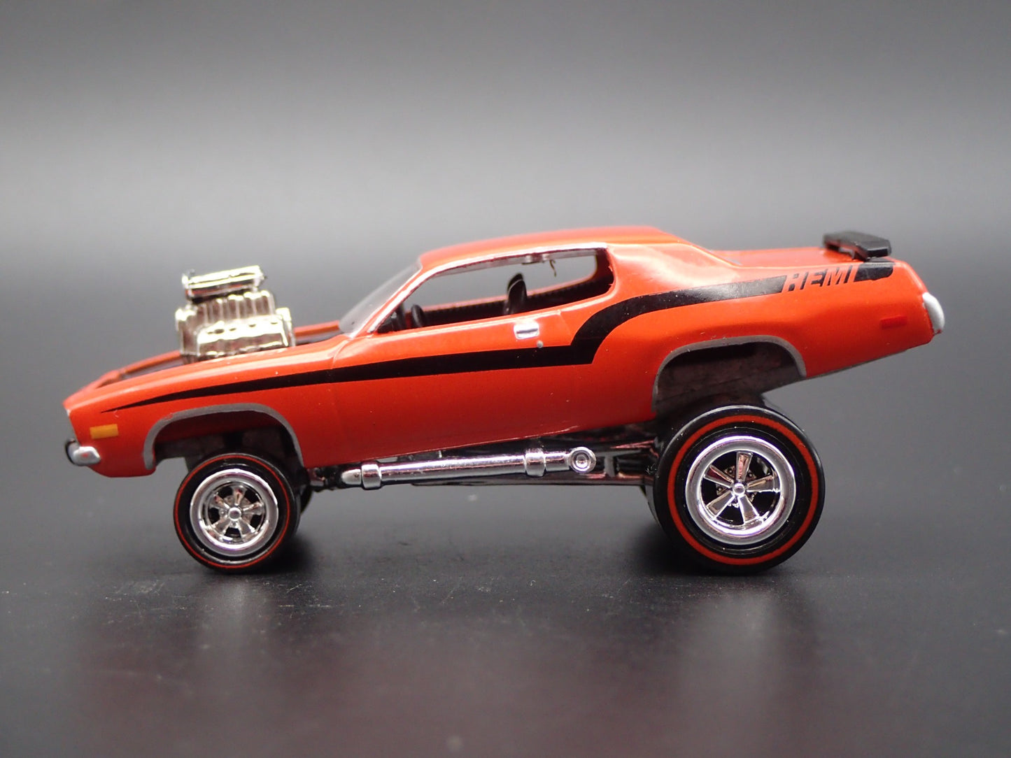 1973 73 PLYMOUTH ROAD RUNNER ZINGER ORANGE 1/64 SCALE DIORAMA DIECAST MODEL CAR