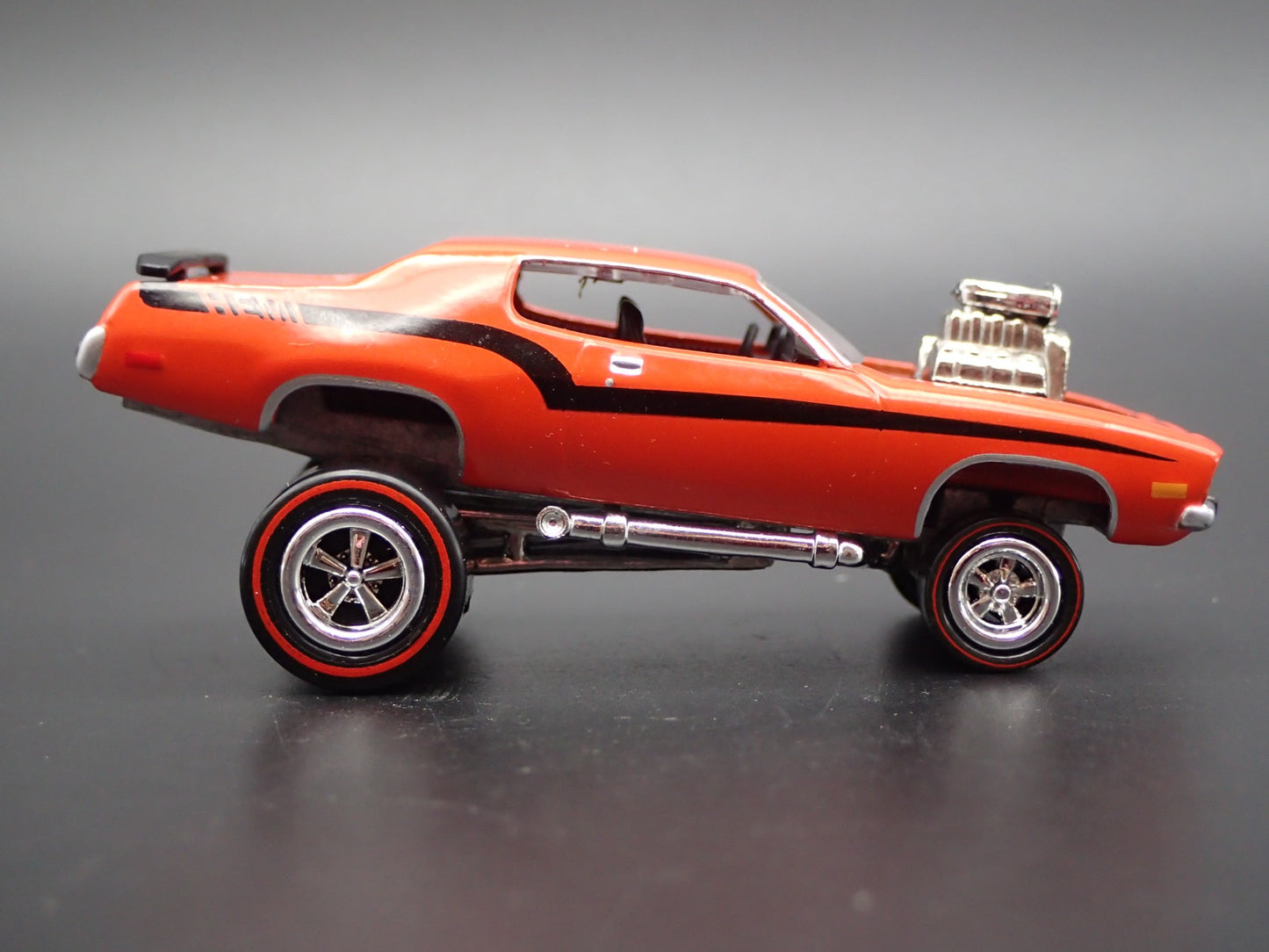 1973 73 PLYMOUTH ROAD RUNNER ZINGER ORANGE 1/64 SCALE DIORAMA DIECAST MODEL CAR