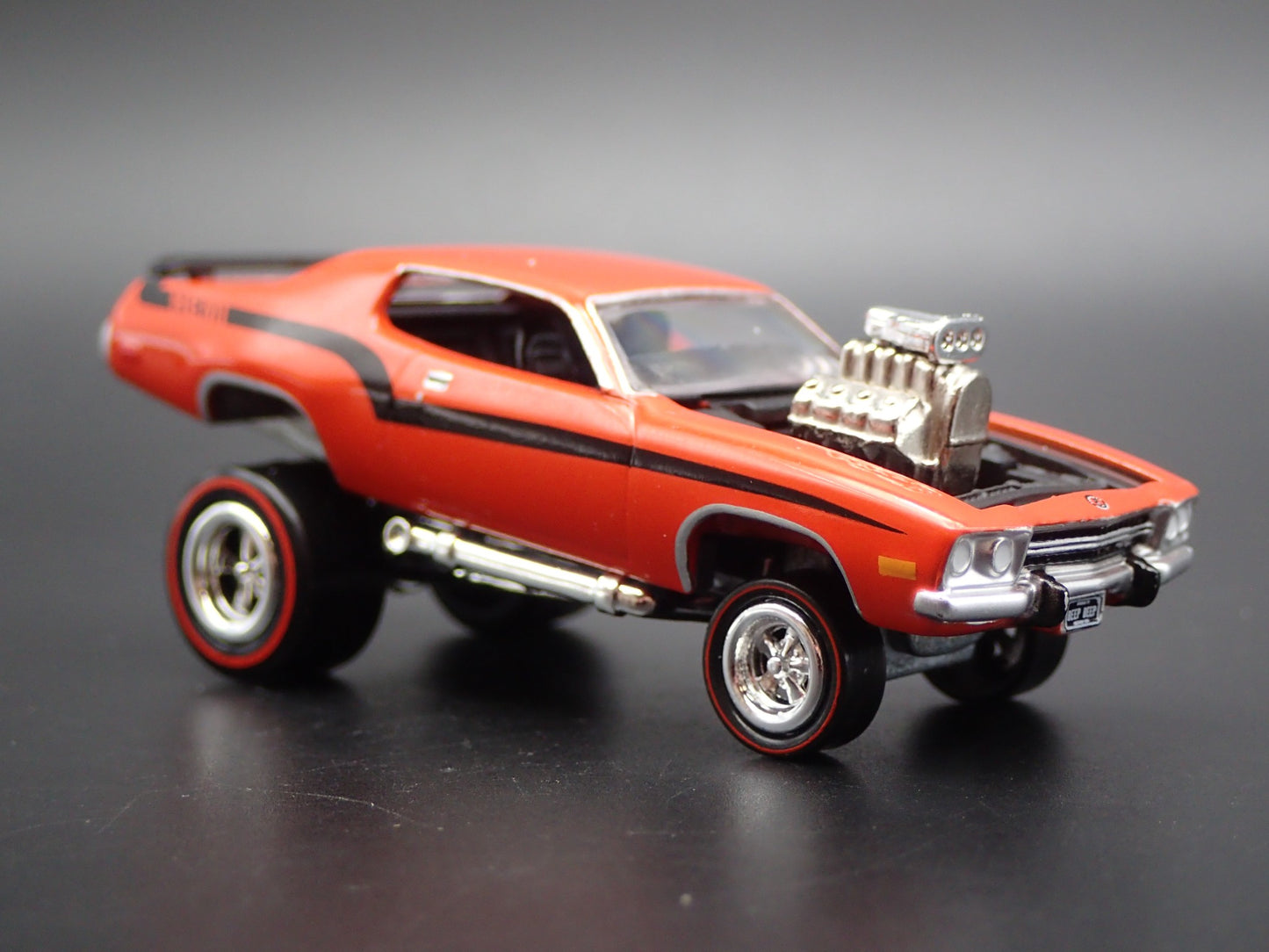 1973 73 PLYMOUTH ROAD RUNNER ZINGER ORANGE 1/64 SCALE DIORAMA DIECAST MODEL CAR