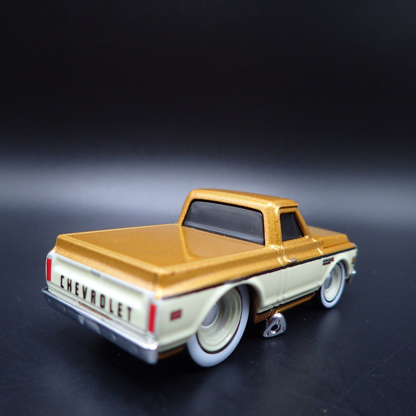 1972 72 CHEVROLET C10 PICKUP TRUCK GOLD 1:64 SCALE COLLECTIBLE DIECAST MODEL CAR