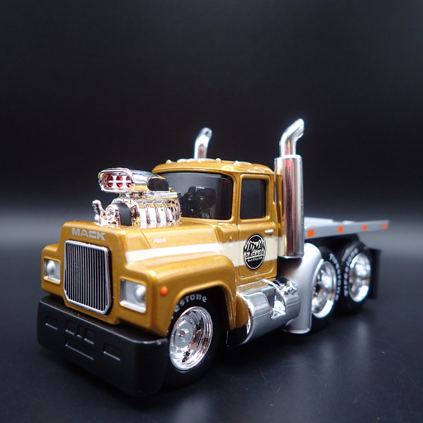 1980 80 MACK R685ST FLATBED TOW TRUCK 1:64 SCALE COLLECTIBLE DIECAST MODEL CAR
