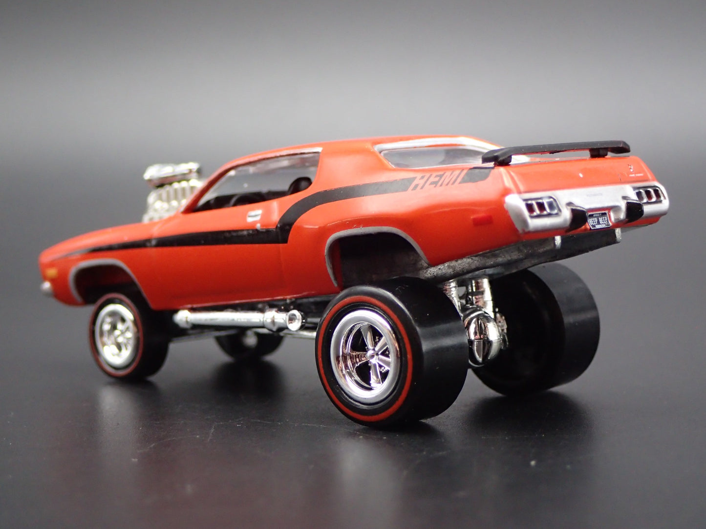 1973 73 PLYMOUTH ROAD RUNNER ZINGER ORANGE 1/64 SCALE DIORAMA DIECAST MODEL CAR