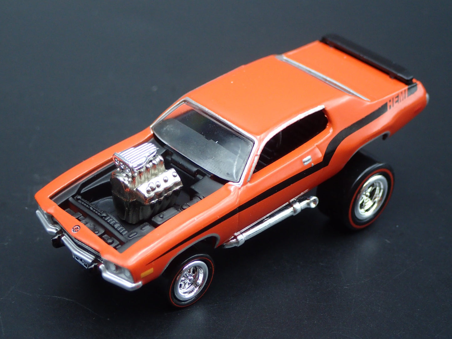 1973 73 PLYMOUTH ROAD RUNNER ZINGER ORANGE 1/64 SCALE DIORAMA DIECAST MODEL CAR