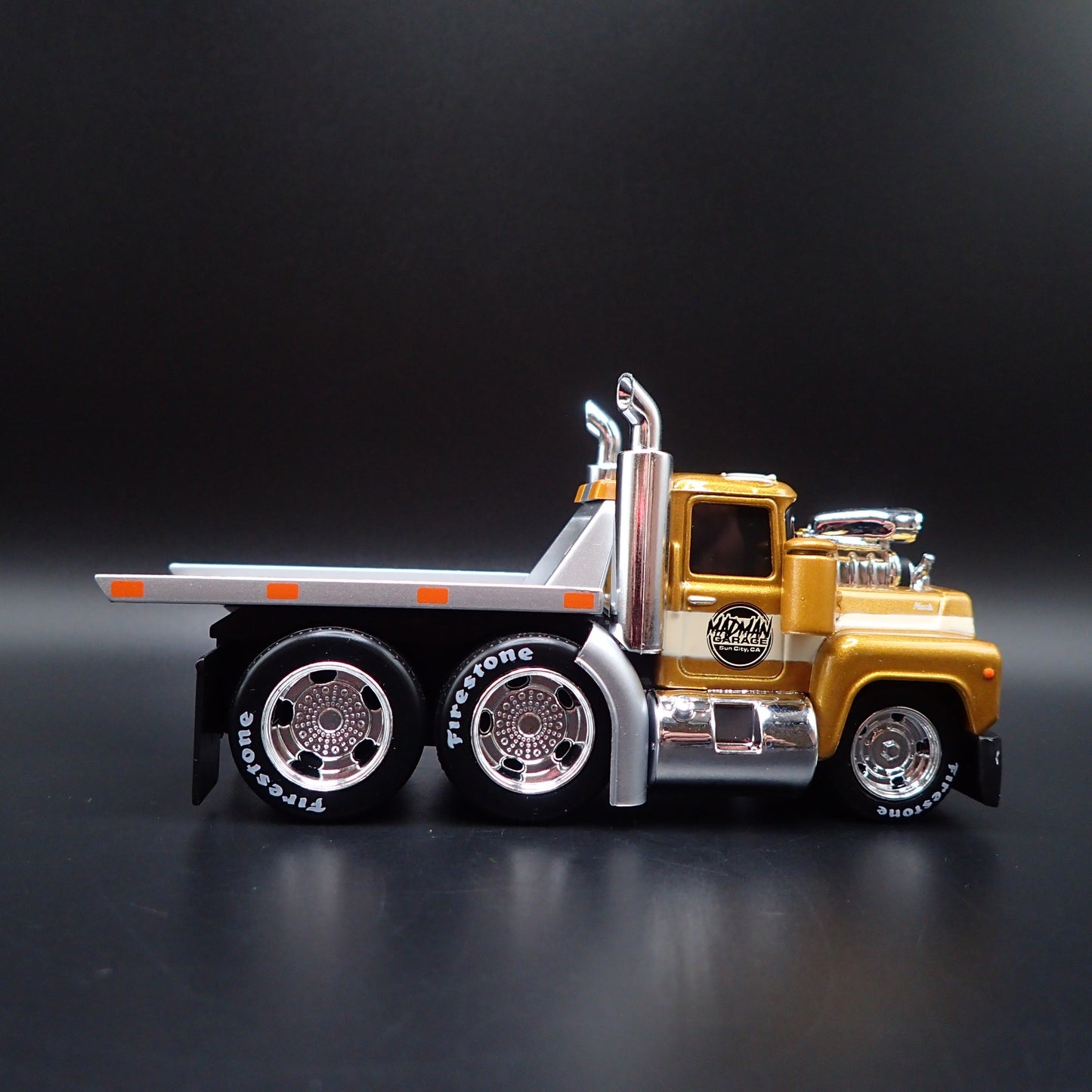 1980 80 MACK R685ST FLATBED TOW TRUCK 1:64 SCALE COLLECTIBLE DIECAST MODEL CAR