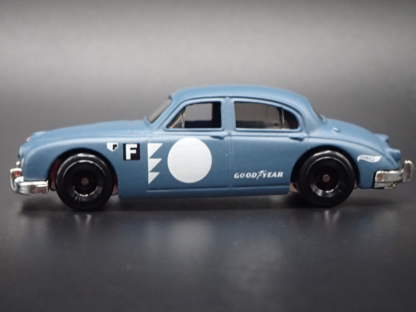1955-1959 JAGUAR MK1 BLUE 1/64 SCALE COLLECTIBLE DIORAMA DIECAST MODEL CAR