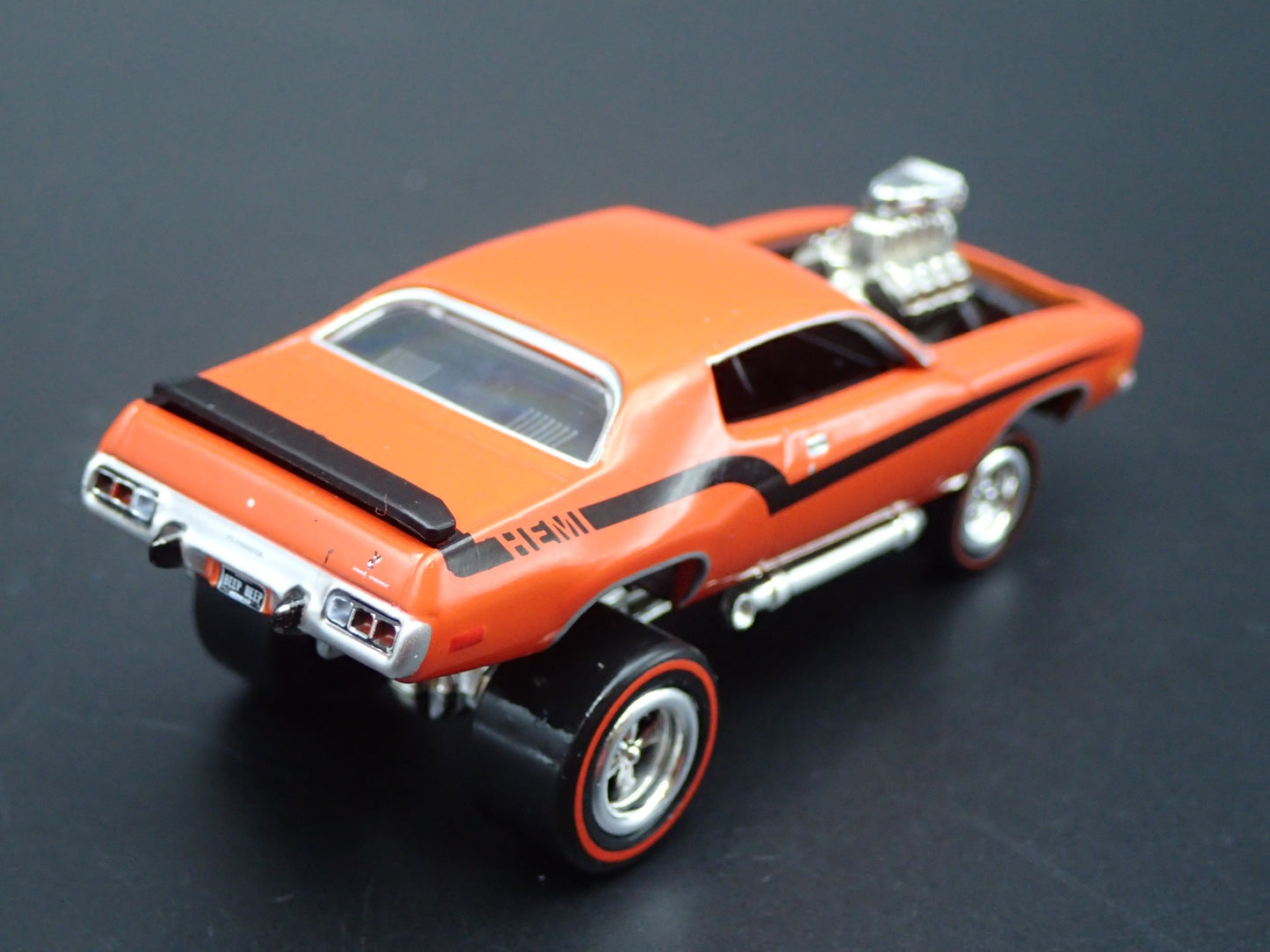 1973 73 PLYMOUTH ROAD RUNNER ZINGER ORANGE 1/64 SCALE DIORAMA DIECAST MODEL CAR