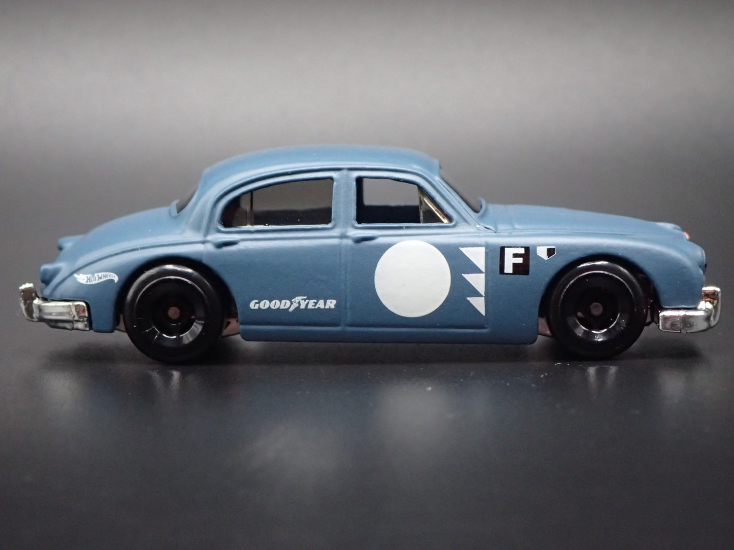 1955-1959 JAGUAR MK1 BLUE 1/64 SCALE COLLECTIBLE DIORAMA DIECAST MODEL CAR