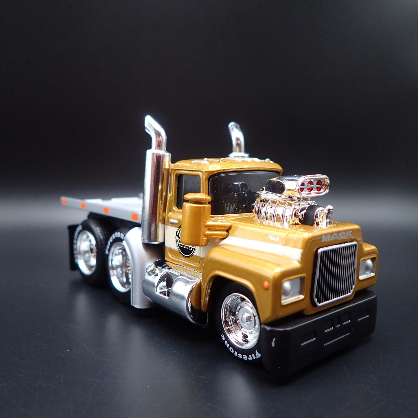 1980 80 MACK R685ST FLATBED TOW TRUCK 1:64 SCALE COLLECTIBLE DIECAST MODEL CAR