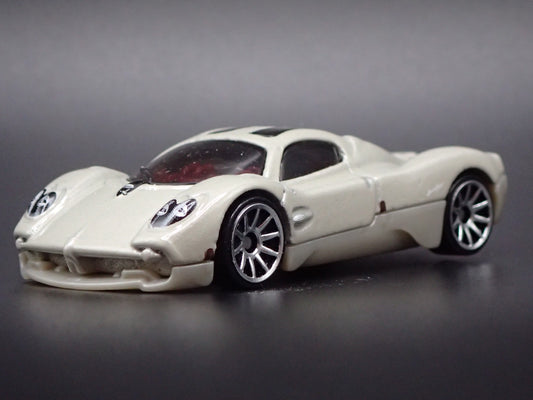 2022-2026 PAGANI UTOPIA SUPERCAR OFF WHITE 1:64 SCALE DIORAMA DIECAST MODEL CAR