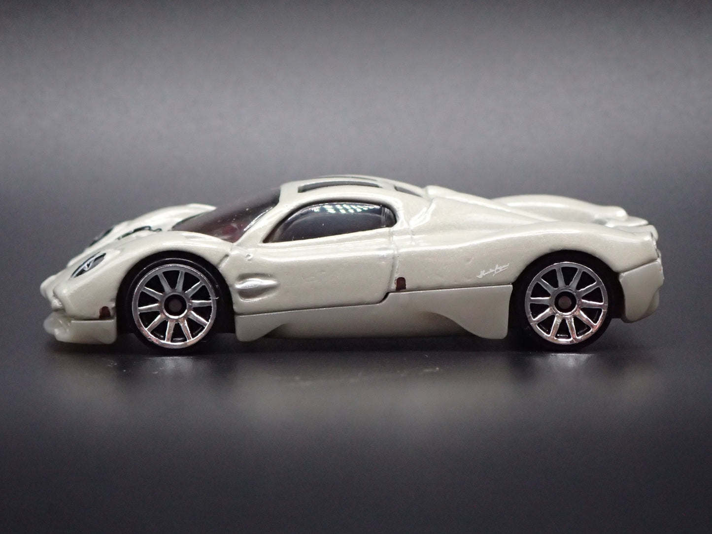 2022-2026 PAGANI UTOPIA SUPERCAR OFF WHITE 1:64 SCALE DIORAMA DIECAST MODEL CAR
